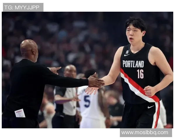 青岛男篮主帅斯普利特盛赞年轻中锋杨瀚森，防守体系核心助力新星成长